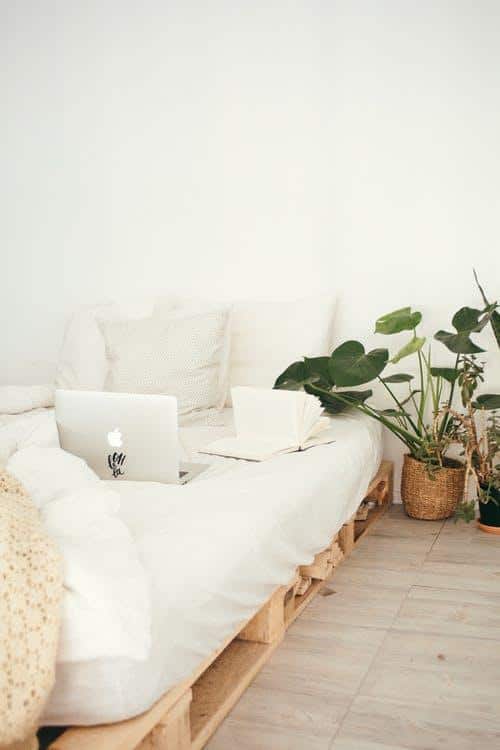 Home Decor Inspired by NYC: White Bedroom with indoor plants