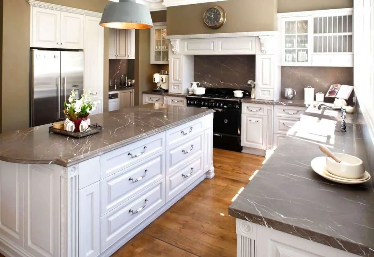 White themed sophisticated kitchen